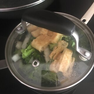 白菜と薄揚げ、トマトの間引き菜で味噌汁